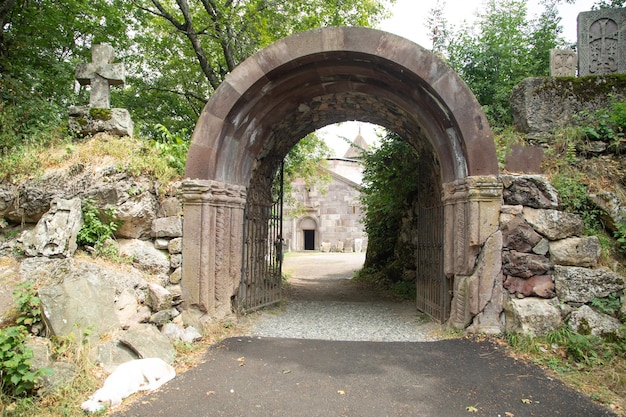 Arco de pedra visitando na antiga igreja