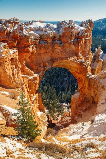 Arco de ponte de pedra natural em Bryce Canyon com neve