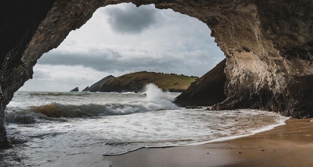 Arco de rocha natural na praia de Pfeiffer, Califórnia