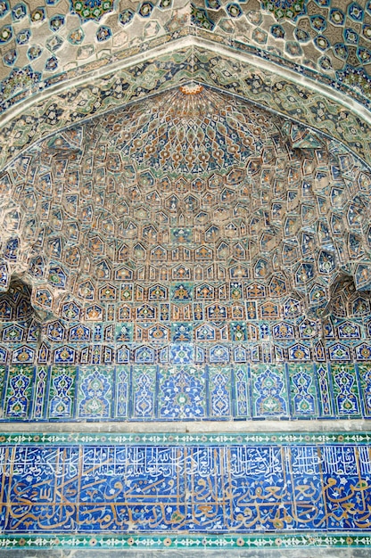 Arco de teto com arquitetura tradicional de mosaico asiático antigo da Ásia Central medieval