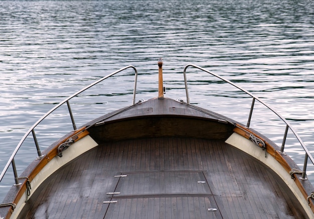 Arco de um barco a motor vintage em madeira fina