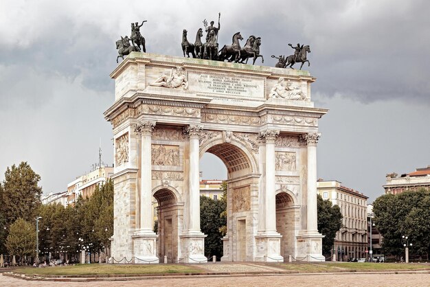 Arco della pace contra el cielo nublado