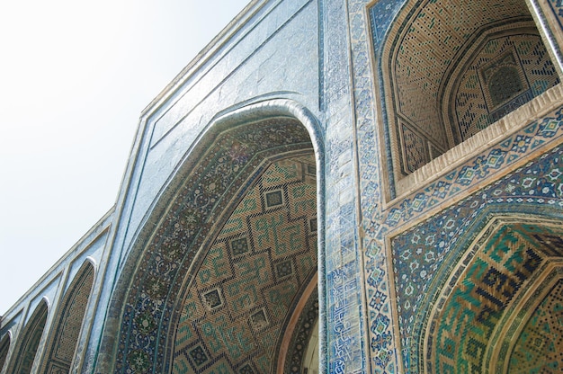 Arco y el diseño exterior del antiguo Registán en Samarcanda Arquitectura antigua de Asia