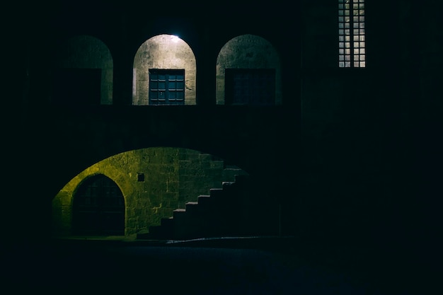 Arco do edifício contra o céu à noite