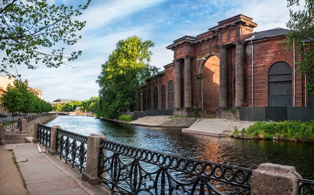 Arco do edifício de tijolos da new holland em são petersburgo