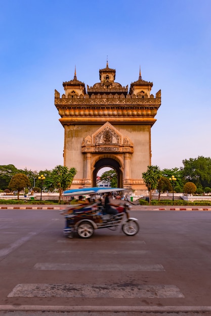 Arco do marco do monumento de Patuxay e memorial de guerra em Vientiane, Laos,