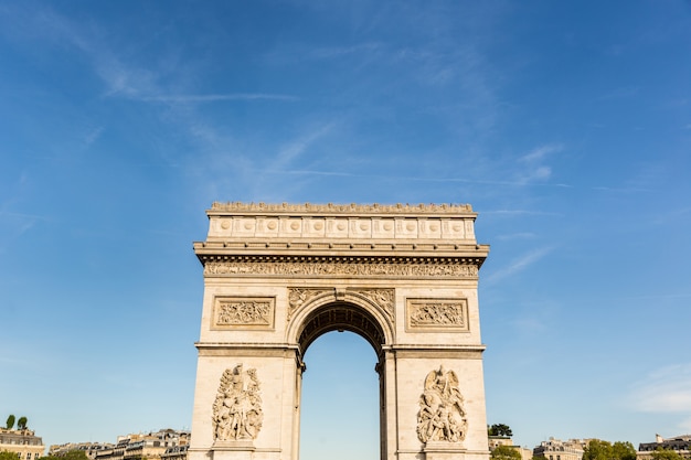 Arco do Triunfo em Paris em um dia ensolarado