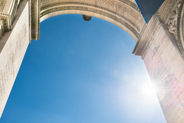 Arco do Triunfo no céu azul em Paris, França