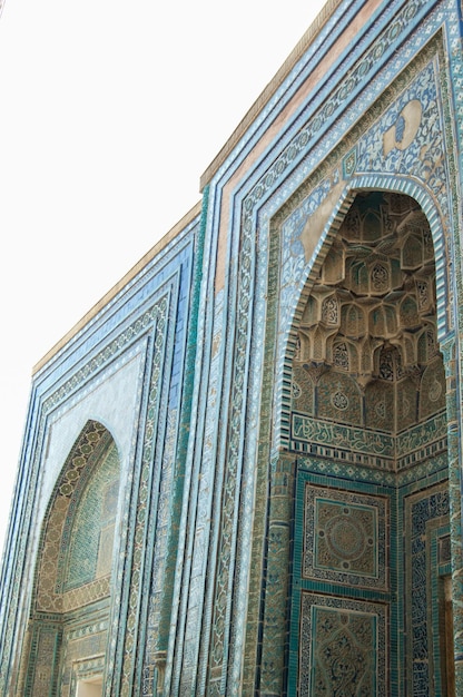 Arco e o design exterior do antigo Registan na arquitetura de Samarcanda da Ásia Central