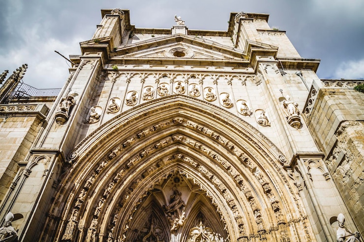 Foto arco e porta lateral da catedral toledo
