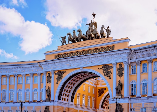 Foto arco del edificio del estado mayor en la plaza del palacio en san petersburgo, rusia