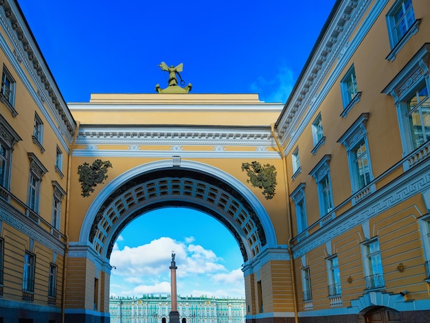 Arco del edificio del Estado Mayor en la Plaza del Palacio en San Petersburgo, Rusia