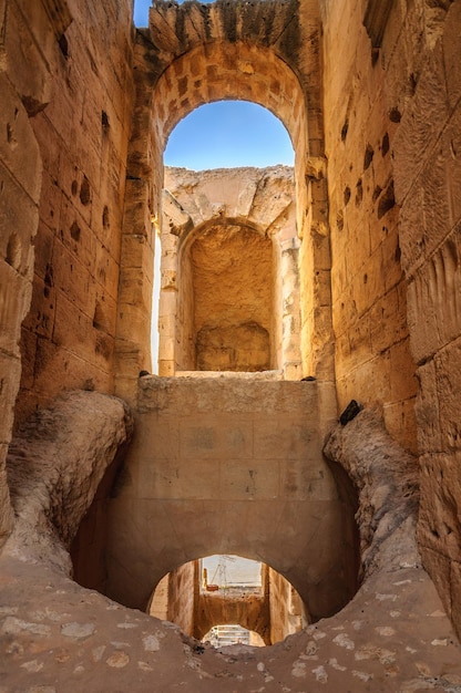 Arco em ruínas do maior coliseu norte da áfrica el jemtunisia unesco