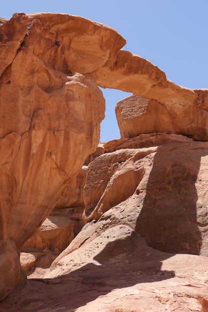 Foto arco emblemático en el wadi rum