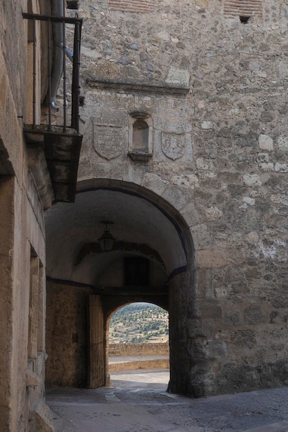 Arco de entrada al pueblo de Pedraza en Segovia, Castilla y León, España. Pedraza, medieval amurallada