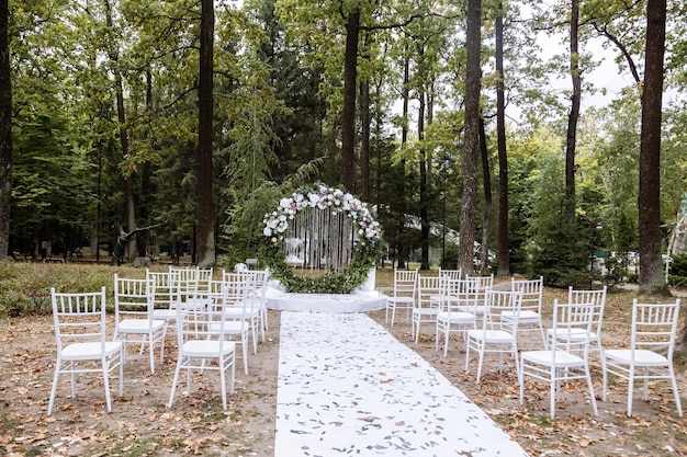 Arco festivo para a cerimônia de pintar os noivos no dia do casamento, decoração de casamento com flores frescas