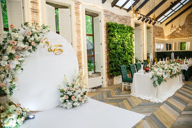 Arco festivo para a cerimônia de pintar os noivos no dia do casamento, decoração de casamento com flores frescas