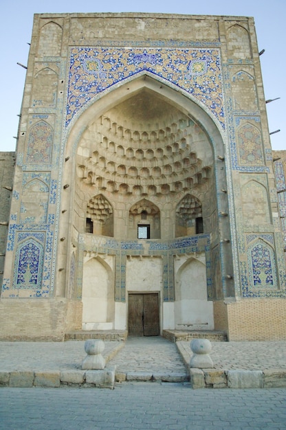 Arco en forma de cúpula, sujeto a restauración. los edificios antiguos del Asia medieval