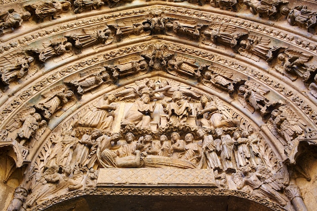 Arco gótico da Catedral de Leão em Castela-Espanha