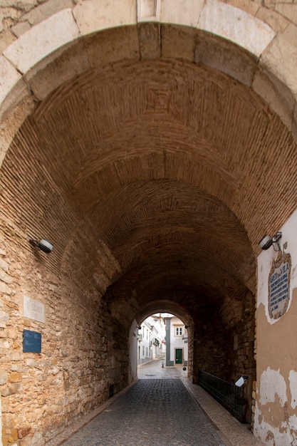 Arco histórico de la entrada de Vila al casco antiguo de la ciudad de Faro, Portugal.