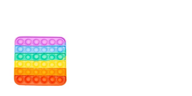 arco iris antiestrés pop it inquieto sobre fondo blanco simple juego sensorial de hoyuelos para niños