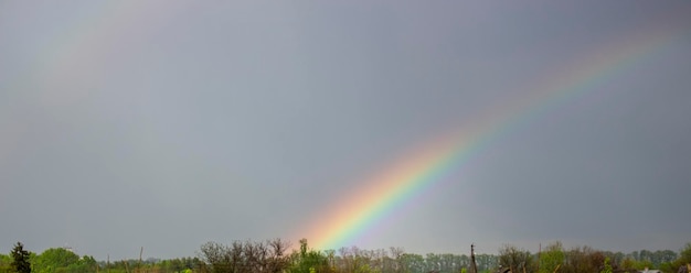 Arco-íris após chuva forte no campo