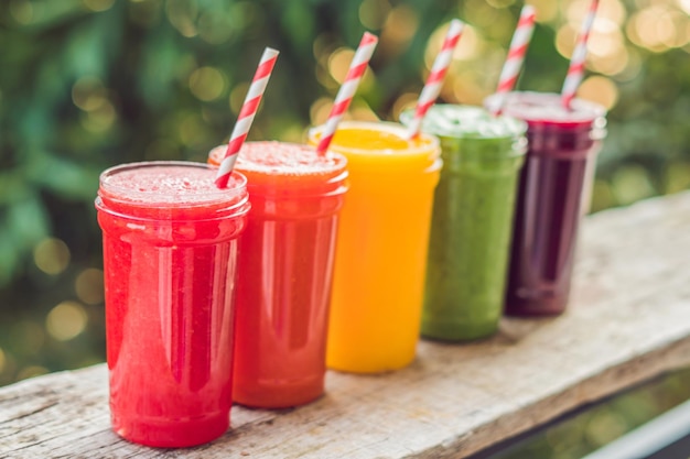 Arco iris de batidos sandía papaya mango espinaca y fruta del dragón batidos jugos bebidas