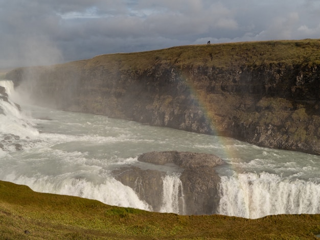 Foto arco iris en una cascada de islandia