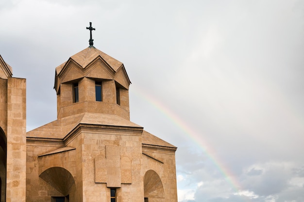 Arco iris y catedral en Armenia