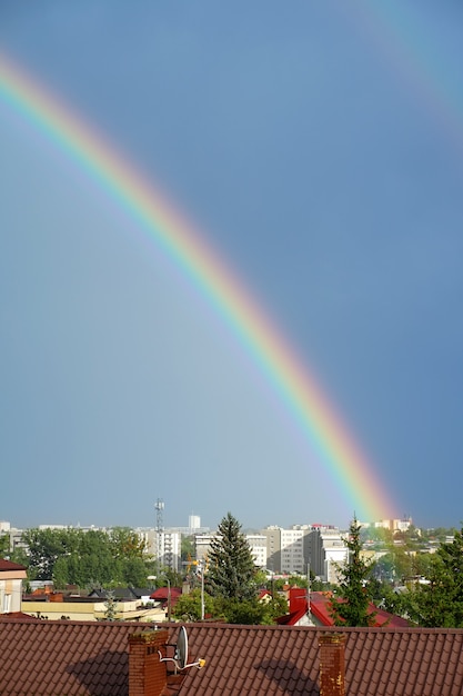 Arco iris en el cielo azul sobre la ciudad