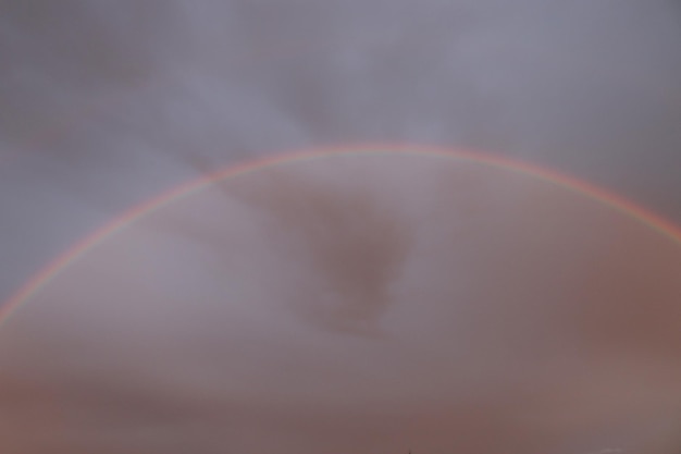 Arco iris en el cielo dramático