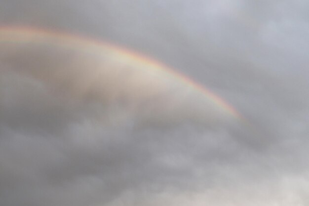 Arco iris en el cielo dramático