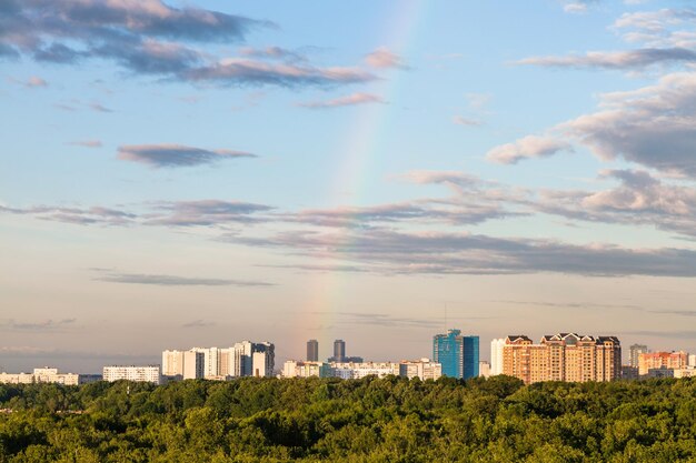 Foto arco iris en el cielo de la tarde sobre casas residenciales