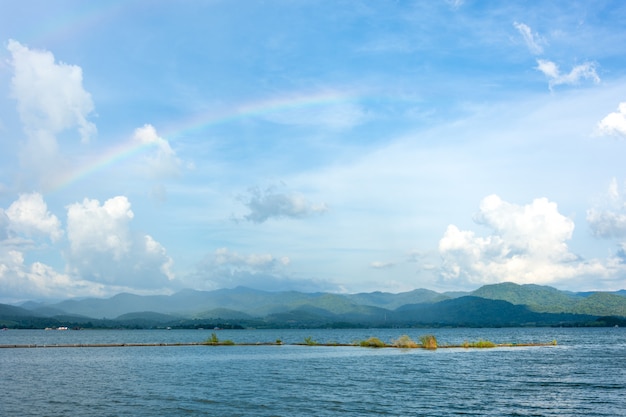 Arco iris en el cielo vista del río paisaje