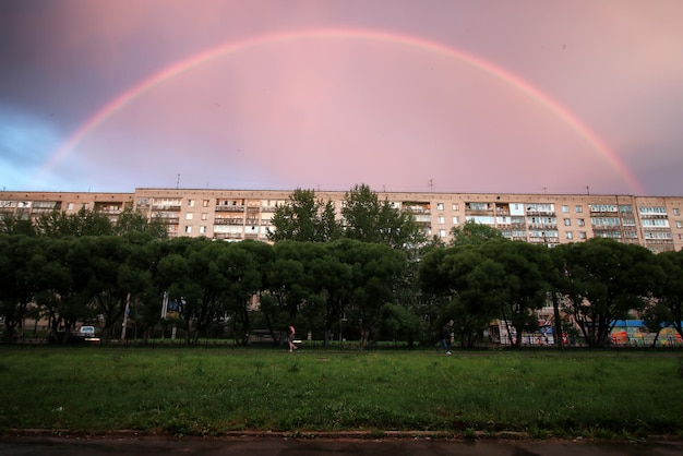 Arco-íris claro, nuvem do pôr do sol escuro