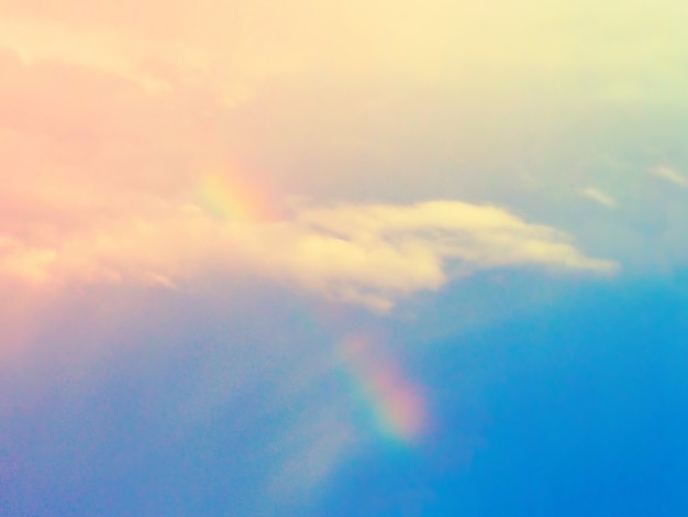 Arco-íris com céu nublado
