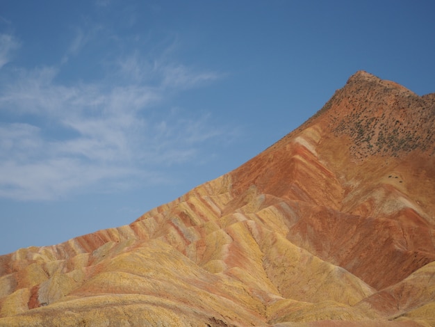 Foto arco-íris da montanha rochosa, que ocorre naturalmente.
