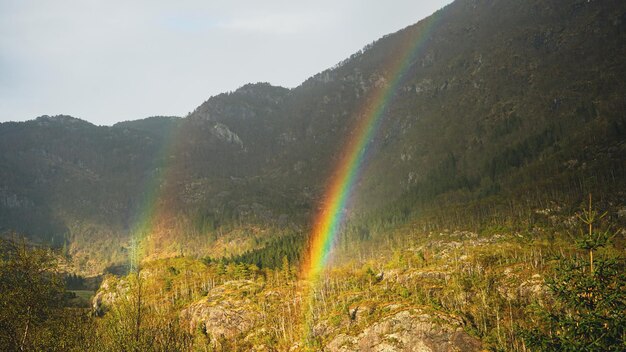 arco iris después de la lluvia en las montañas hermosa fotografía de la naturaleza