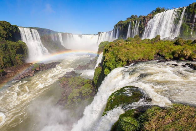 Arco-íris e Cataratas do Iguaçu. As Cataratas do Iguaçu são cachoeiras do Rio Iguaçu na fronteira da Argentina e do Brasil.