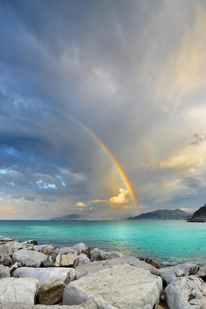 Arco iris excepcional sobre el mar crea una atmósfera mágica