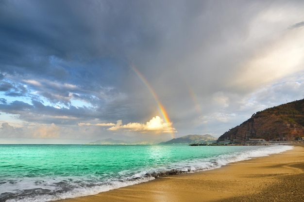 Arco-íris excepcional sobre o mar cria uma atmosfera mágica