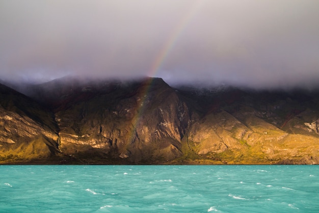 Arco iris en el lago azul