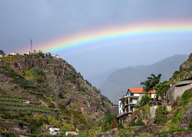 Arco iris mágico en las montañas