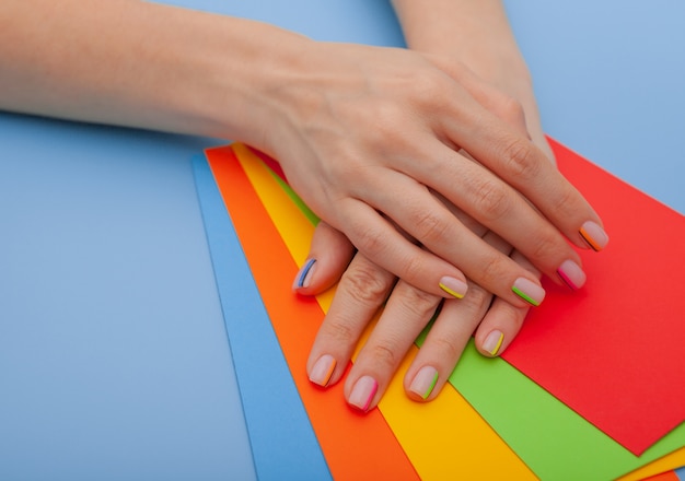 Foto arco-íris manicure elegante moderno ou humor de verão