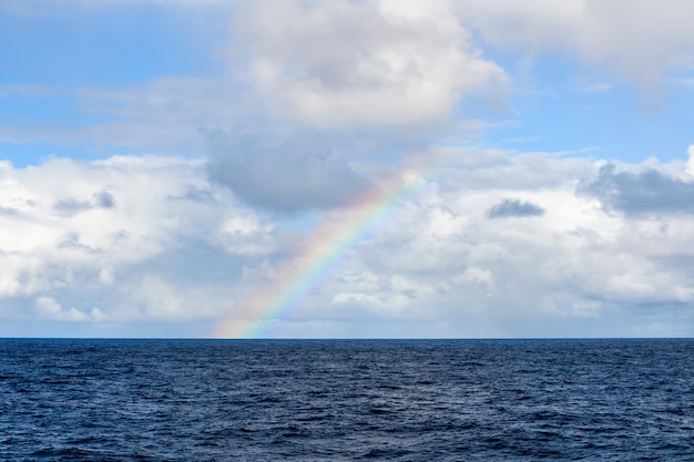 Arco iris en el mar Paisaje marino Mar azul Clima tranquilo Vista desde el barco