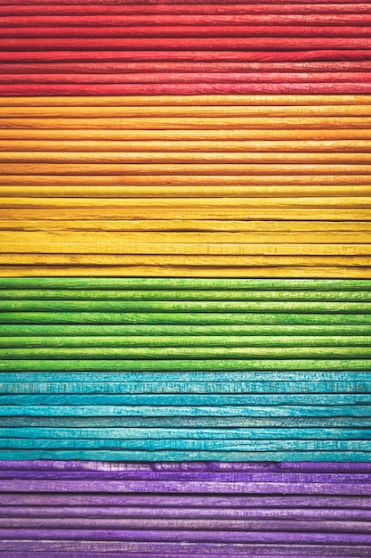 arco-íris multicolorido feito de varas de madeira