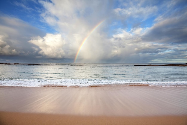 arco-íris na praia