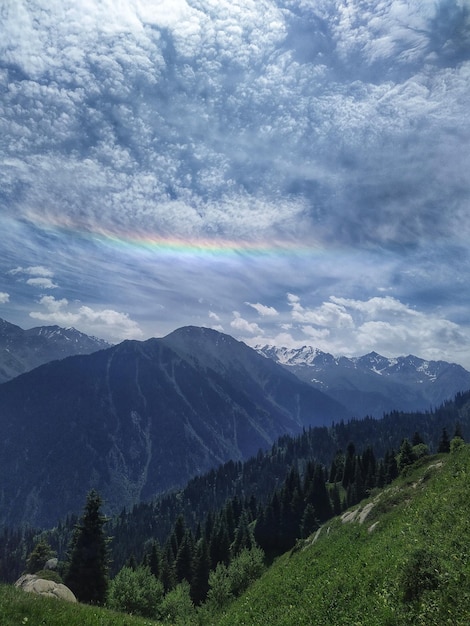 Foto arco-íris no céu zailiyskiy alatau cazaquistão