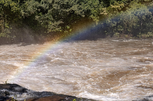 Foto arco iris en un río por la tarde