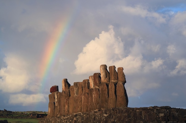 Arco iris sobre 15 estatuas moai gigantescas de ahu tongariki, isla de pascua, chile